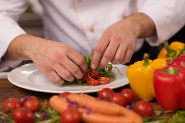 kuchar ukazuje techniku